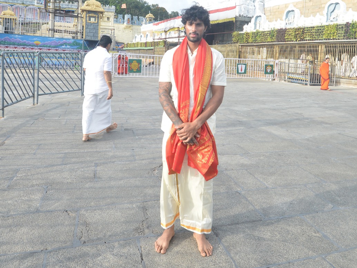 Director Venky Kudumulu, Mallidi Vassishta And Cricketer Tilak Varma Visits Tirumala Temple Photos4
