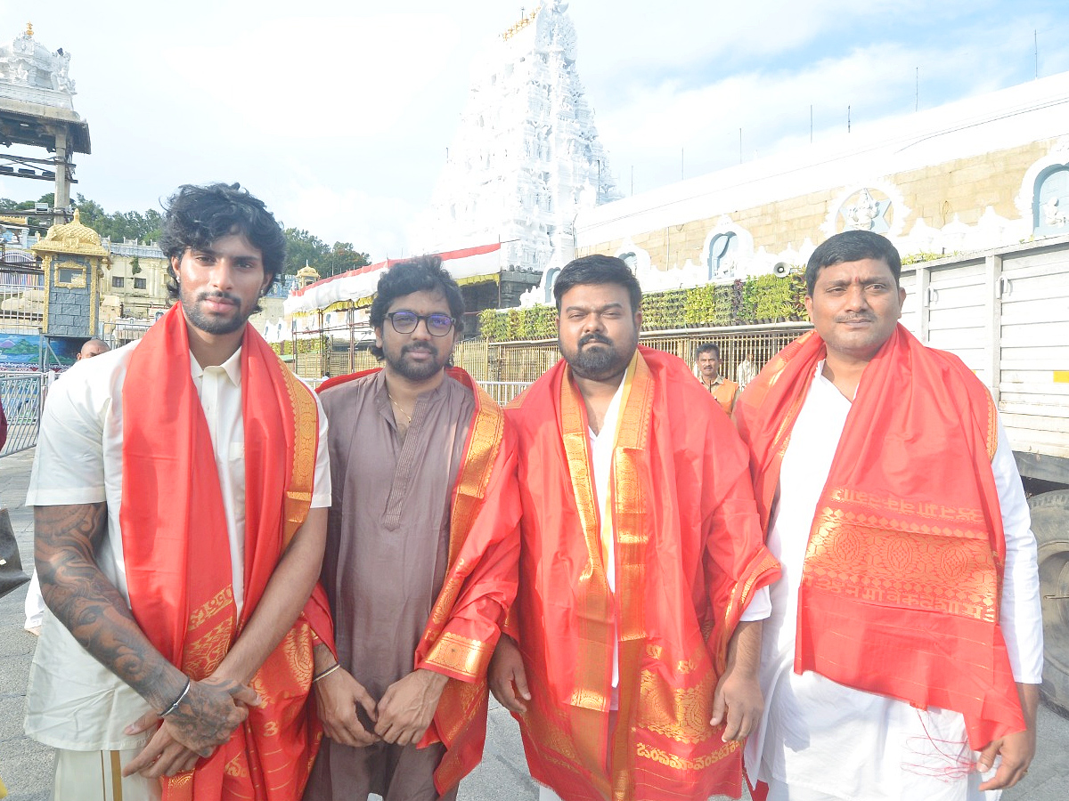 Director Venky Kudumulu, Mallidi Vassishta And Cricketer Tilak Varma Visits Tirumala Temple Photos5