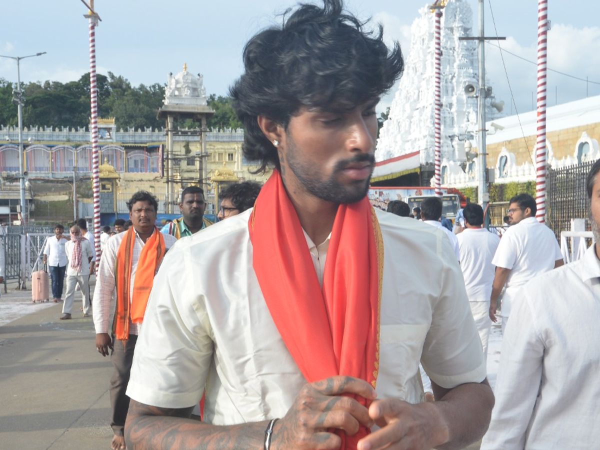 Director Venky Kudumulu, Mallidi Vassishta And Cricketer Tilak Varma Visits Tirumala Temple Photos6