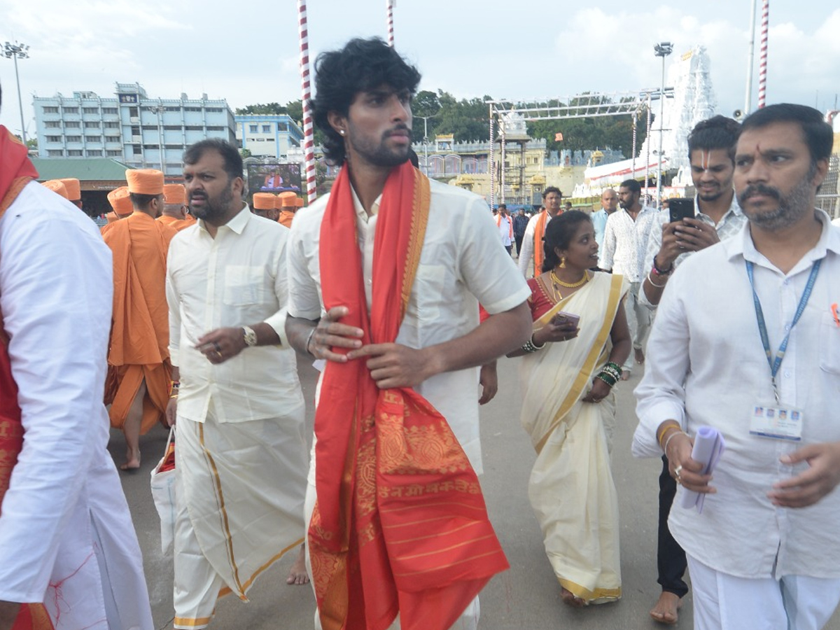 Director Venky Kudumulu, Mallidi Vassishta And Cricketer Tilak Varma Visits Tirumala Temple Photos7