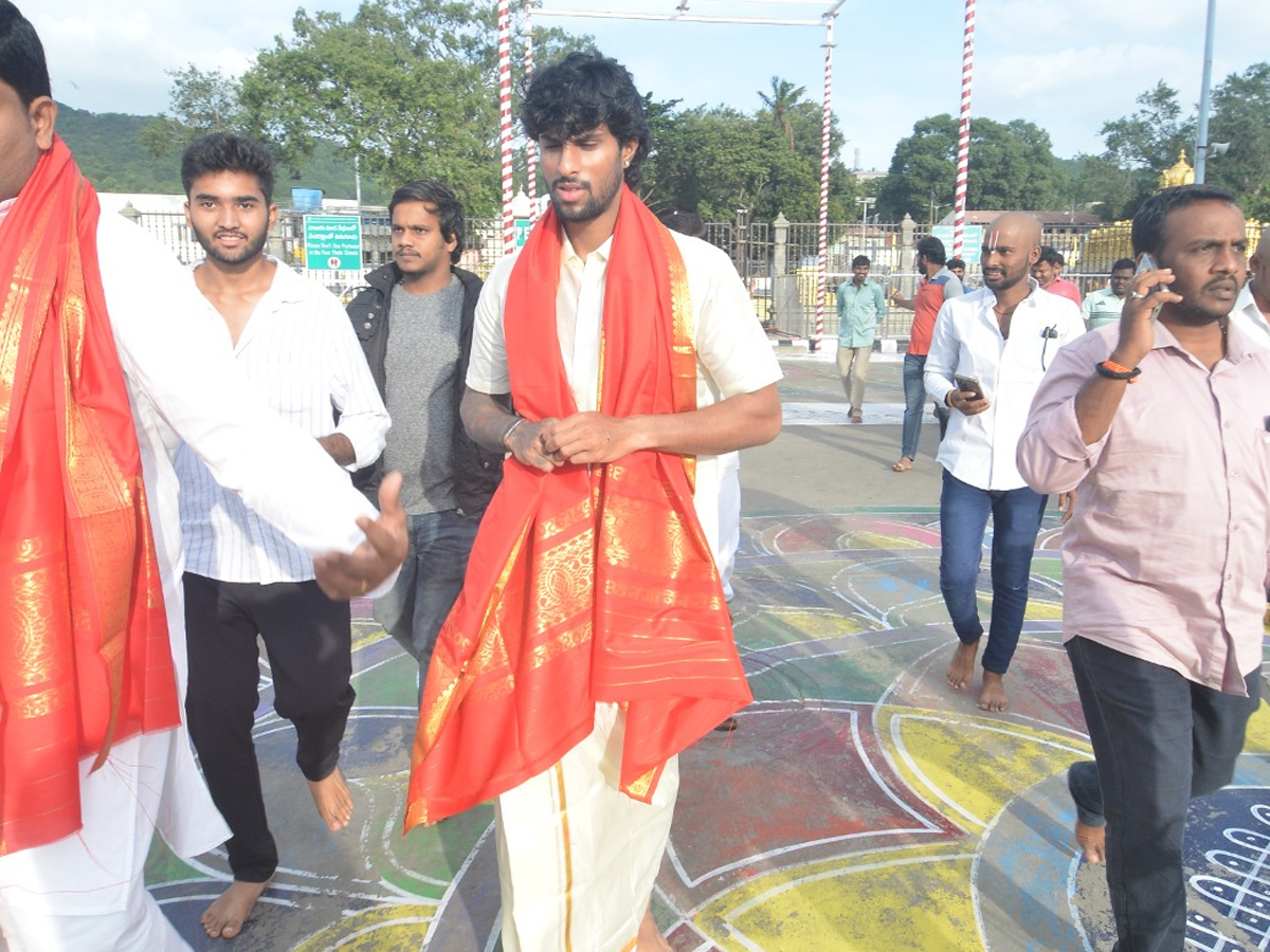 Director Venky Kudumulu, Mallidi Vassishta And Cricketer Tilak Varma Visits Tirumala Temple Photos8