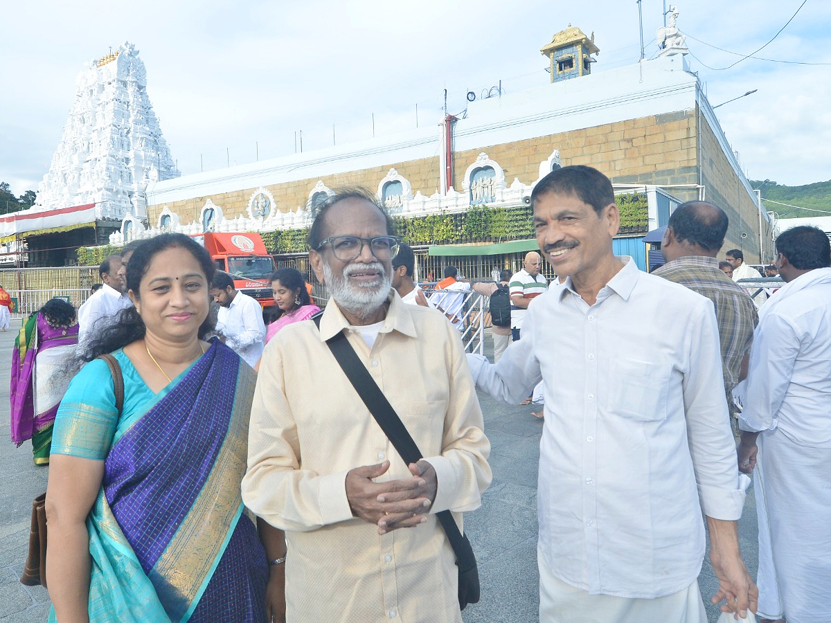 Director Venky Kudumulu, Mallidi Vassishta And Cricketer Tilak Varma Visits Tirumala Temple Photos12