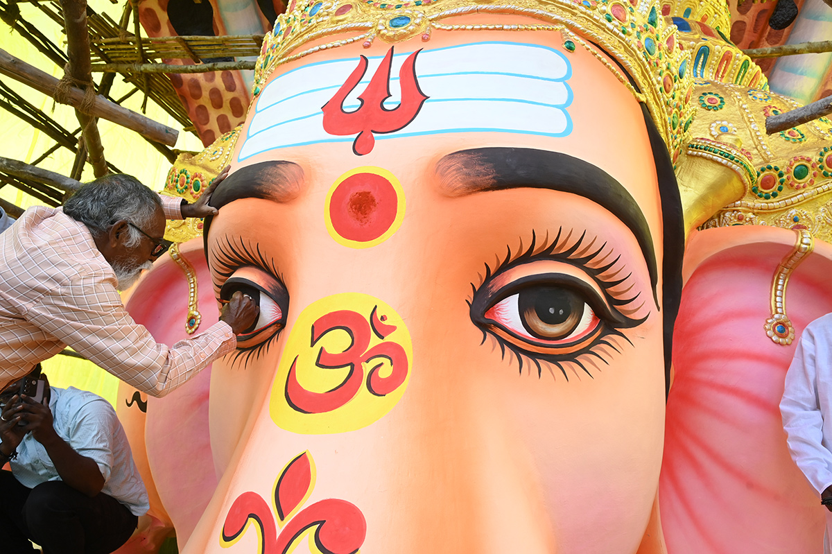 Khairatabad Ganesh 2025 Vishwashanti Mahashakti Ganapati Photos1