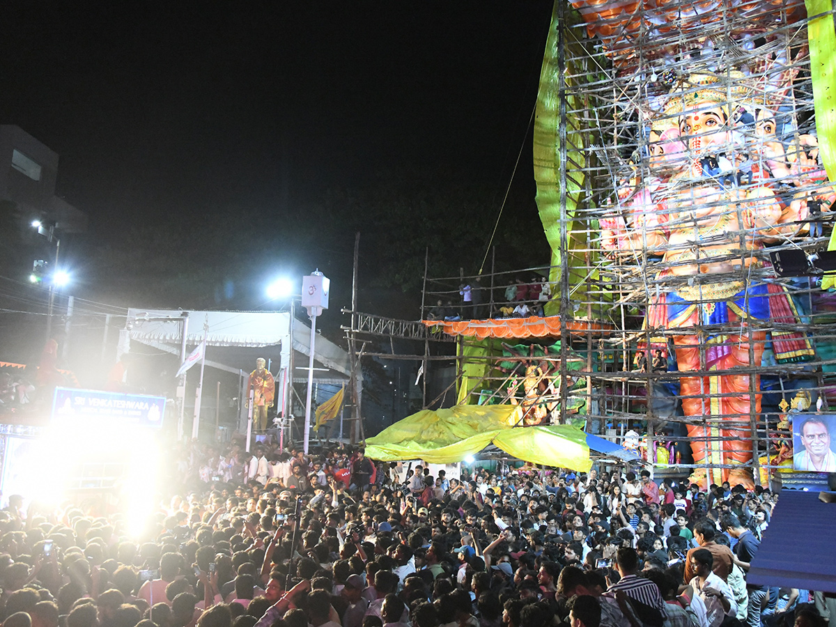 Khairatabad Ganesh 2025 Vishwashanti Mahashakti Ganapati Photos10