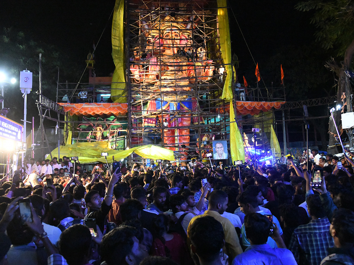 Khairatabad Ganesh 2025 Vishwashanti Mahashakti Ganapati Photos2
