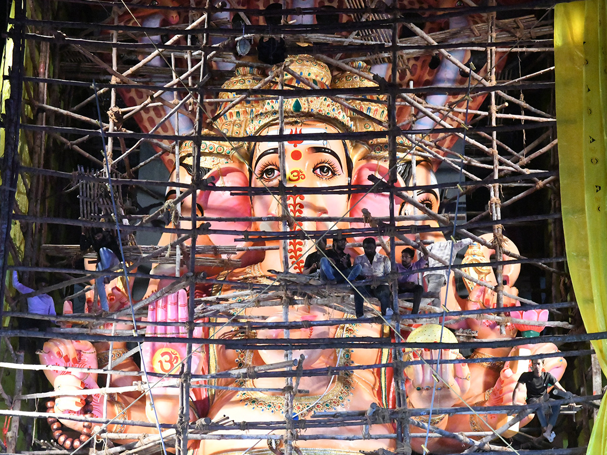 Khairatabad Ganesh 2025 Vishwashanti Mahashakti Ganapati Photos3