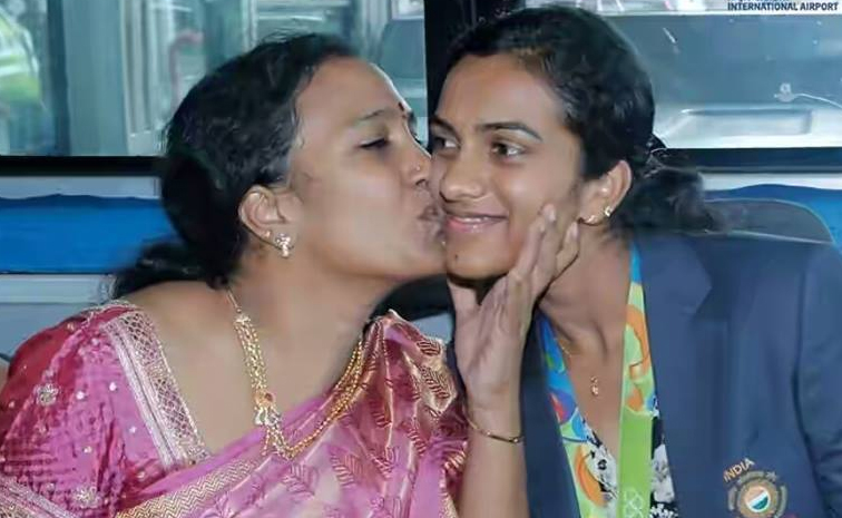 PV Sindhu posted an emotional message on Social Media for her mother's birthday: Photos5