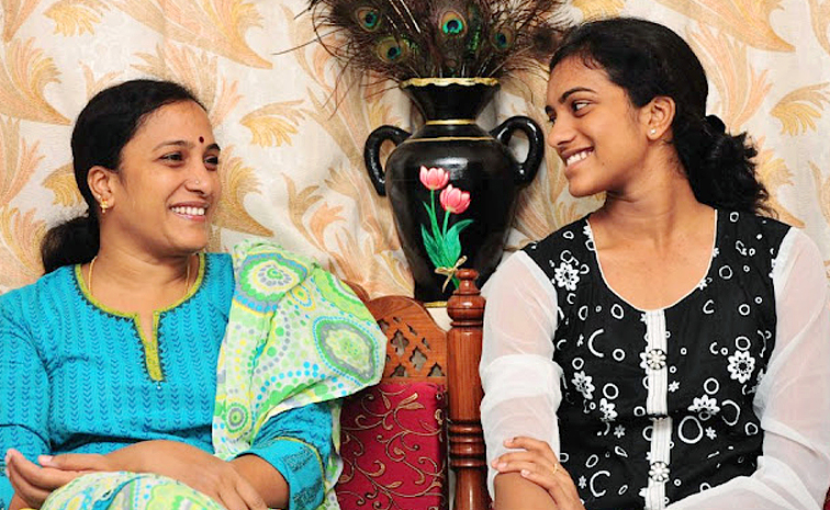 PV Sindhu posted an emotional message on Social Media for her mother's birthday: Photos7