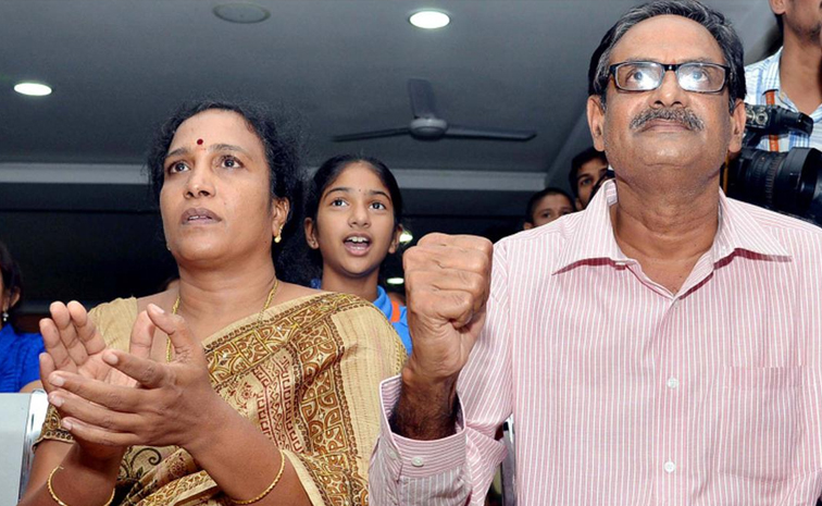 PV Sindhu posted an emotional message on Social Media for her mother's birthday: Photos10