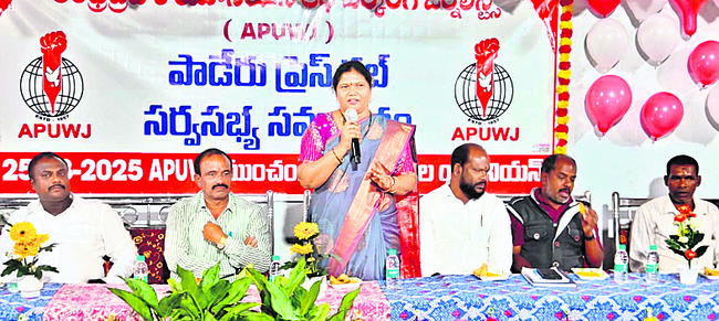 సమాజాభివృద్ధిలో పాత్రికేయుల పాత్ర కీలకం 1