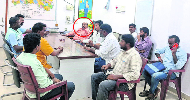 సెక్షన్లో ఓ అధికారి తీరు మారట్లేదు..
1