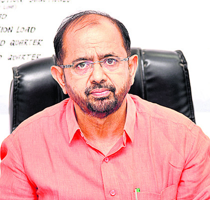 సెక్షన్లో ఓ అధికారి తీరు మారట్లేదు..
2