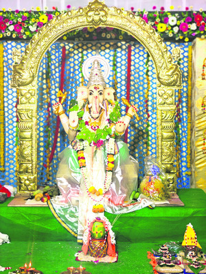 డొంకేశ్వర్లో కర్ర గణపతి1