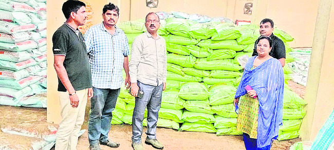 ఎరువుల దుకాణాల్లో విజిలెన్స్ తనిఖీలు
1