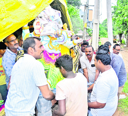 ● మార్కెట్లో చవితి సందడి 2