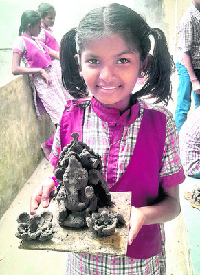 వాటర్ కలర్స్ వాడిన
1