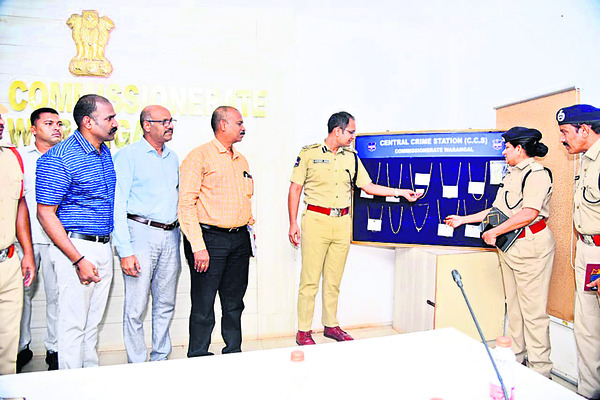 ఒంటరి మహిళలే టార్గెట్ 1