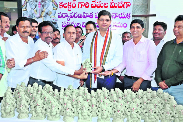 మొక్కజొన్న పంటపై అడవి పందుల దాడి1