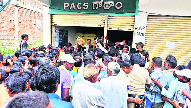 యూరియా కోసం బారులు
1