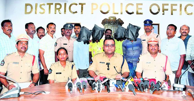 అంతర్రాష్ట్ర దోపిడీ దొంగల ముఠా అరెస్ట్‌ 1