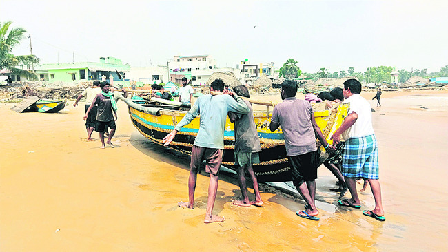 వరుస తుఫాన్లతో.. మత్య్సకారులు విలవిల 2