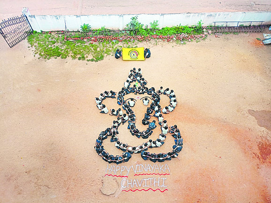 గణపతి ఆకారంలో విద్యార్థులు 2