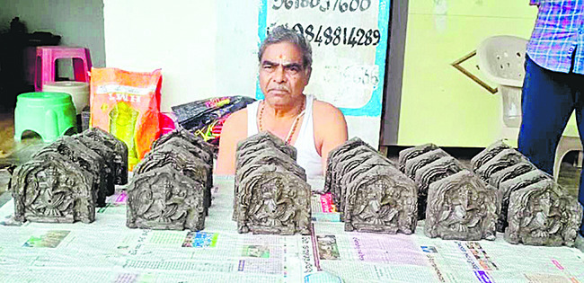 పర్యావరణ హితం.. మట్టి వినాయకులు 1