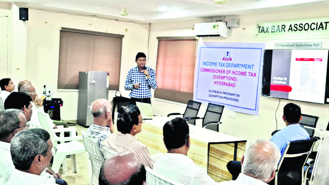గుంతలను పూడ్చిన ట్రాఫిక్ పోలీసులు
2