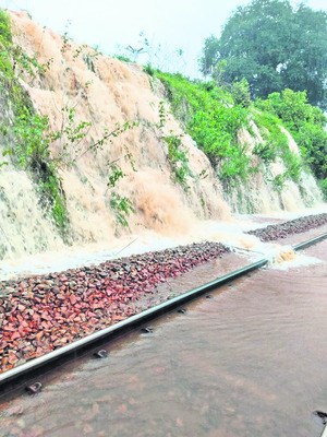 పొంగిన వాగులు, గెడ్డలు7