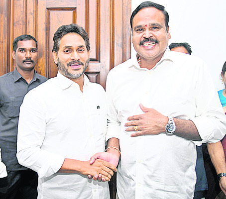 ఫీజు చెల్లిస్తేనే సర్టిఫికెట్లు 1