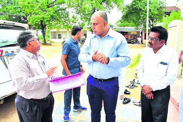 రెండు షిఫ్టుల్లో చీరలు ఉత్పత్తి చేయండి1
