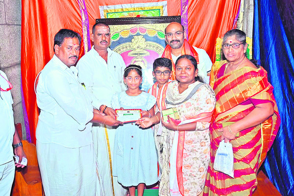 వరసిద్ధునికి విరాళం
1