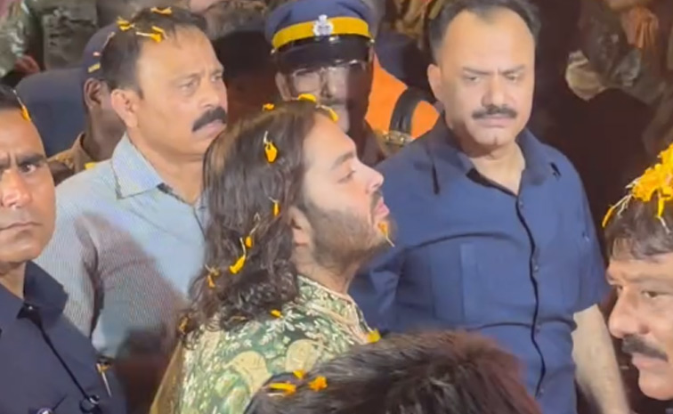 Anant Ambani, Radhika Merchant welcome Antilia Cha Raja Home for Ganesh Chaturthi Photos2