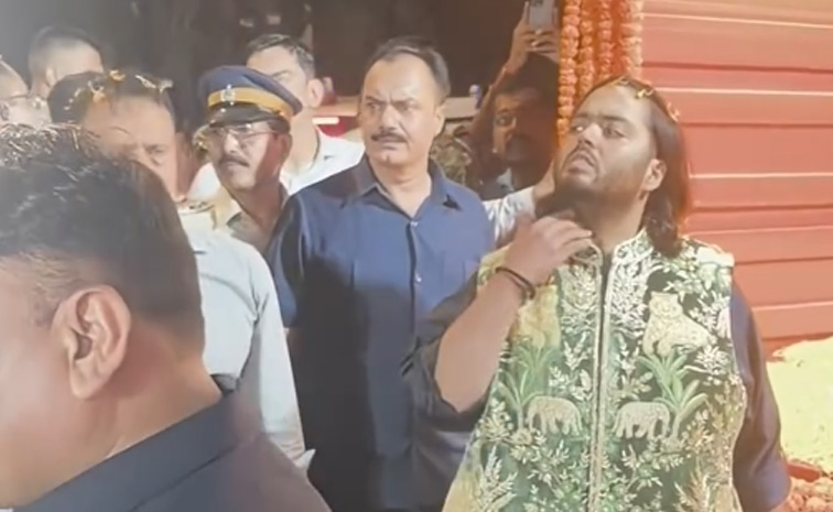 Anant Ambani, Radhika Merchant welcome Antilia Cha Raja Home for Ganesh Chaturthi Photos11
