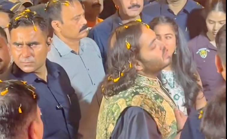 Anant Ambani, Radhika Merchant welcome Antilia Cha Raja Home for Ganesh Chaturthi Photos3