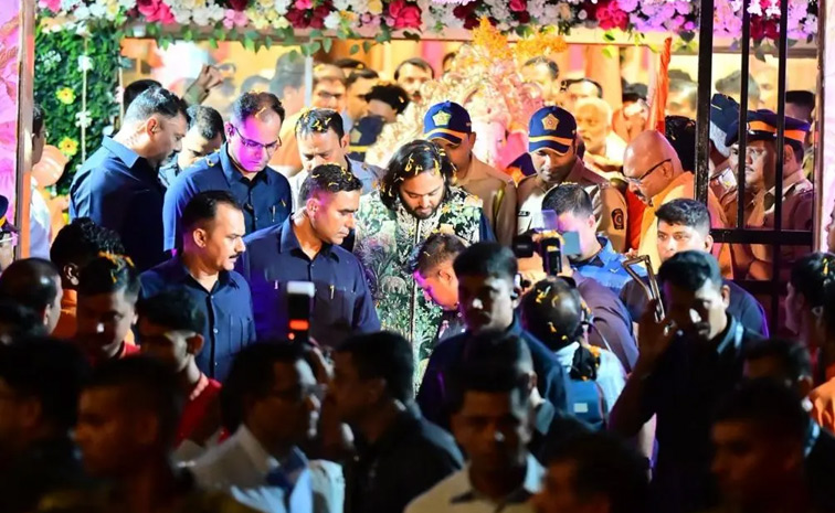 Anant Ambani, Radhika Merchant welcome Antilia Cha Raja Home for Ganesh Chaturthi Photos4
