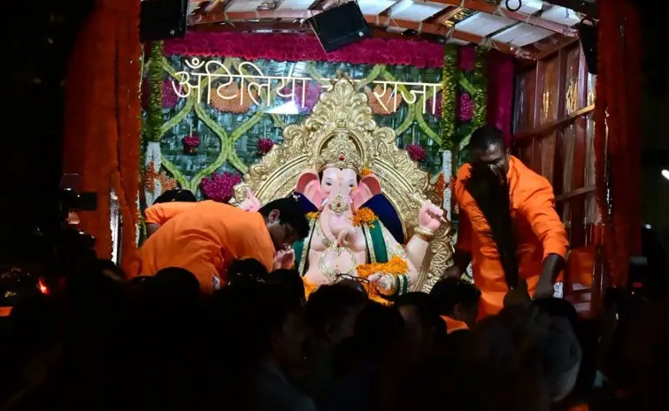 Anant Ambani, Radhika Merchant welcome Antilia Cha Raja Home for Ganesh Chaturthi Photos7