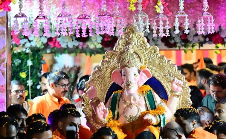 Anant Ambani, Radhika Merchant welcome Antilia Cha Raja Home for Ganesh Chaturthi Photos8
