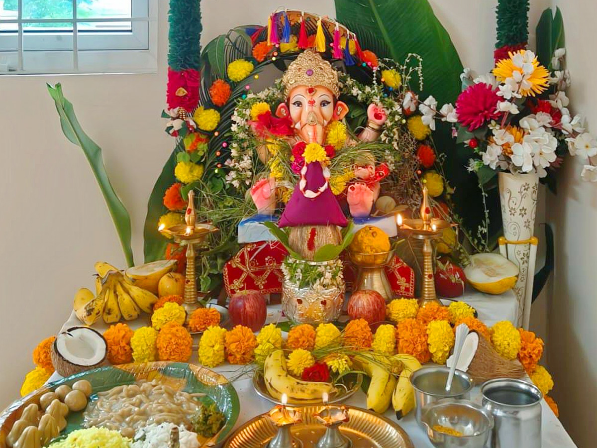 Devotees selfie With Lord Ganesh PHotos3