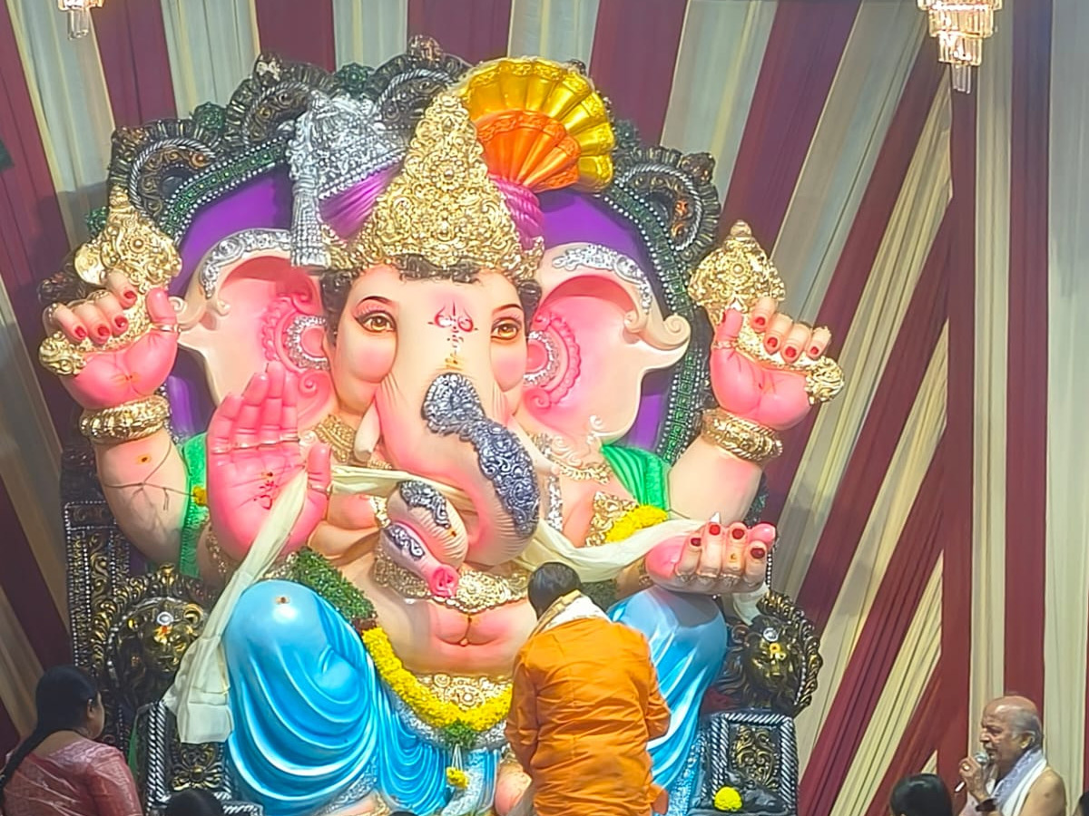 Devotees selfie With Lord Ganesh PHotos8