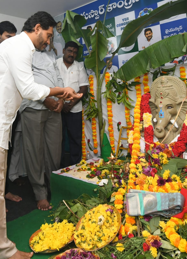 YS jagan mohan reddy celebrates Vinayaka Chavithi at YSRCP central office (photos)10