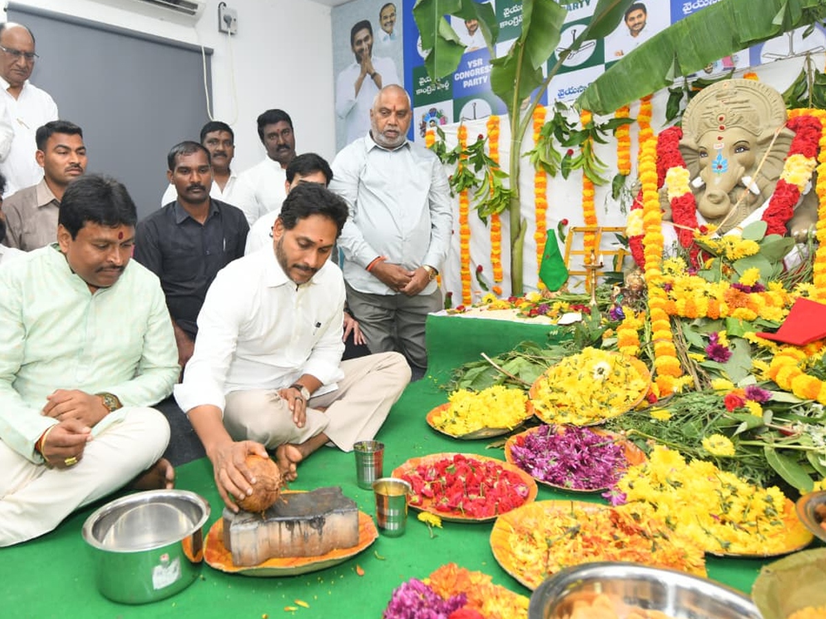 YS jagan mohan reddy celebrates Vinayaka Chavithi at YSRCP central office (photos)11