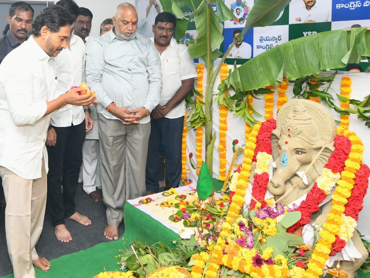 YS jagan mohan reddy celebrates Vinayaka Chavithi at YSRCP central office (photos)12