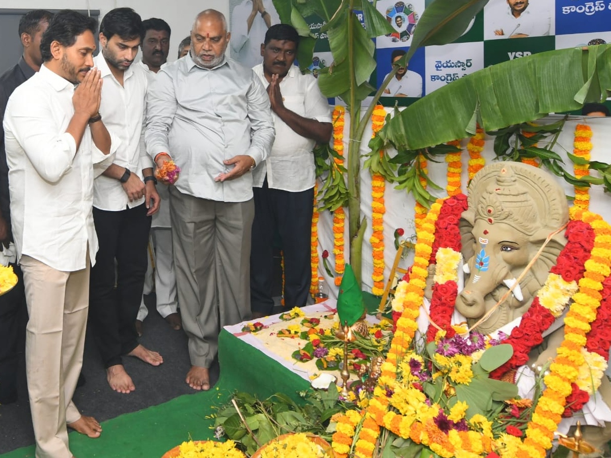 YS jagan mohan reddy celebrates Vinayaka Chavithi at YSRCP central office (photos)13