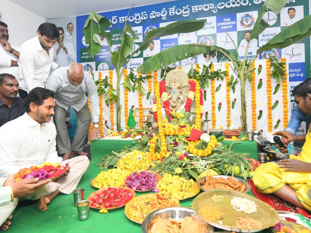 YS jagan mohan reddy celebrates Vinayaka Chavithi at YSRCP central office (photos)14