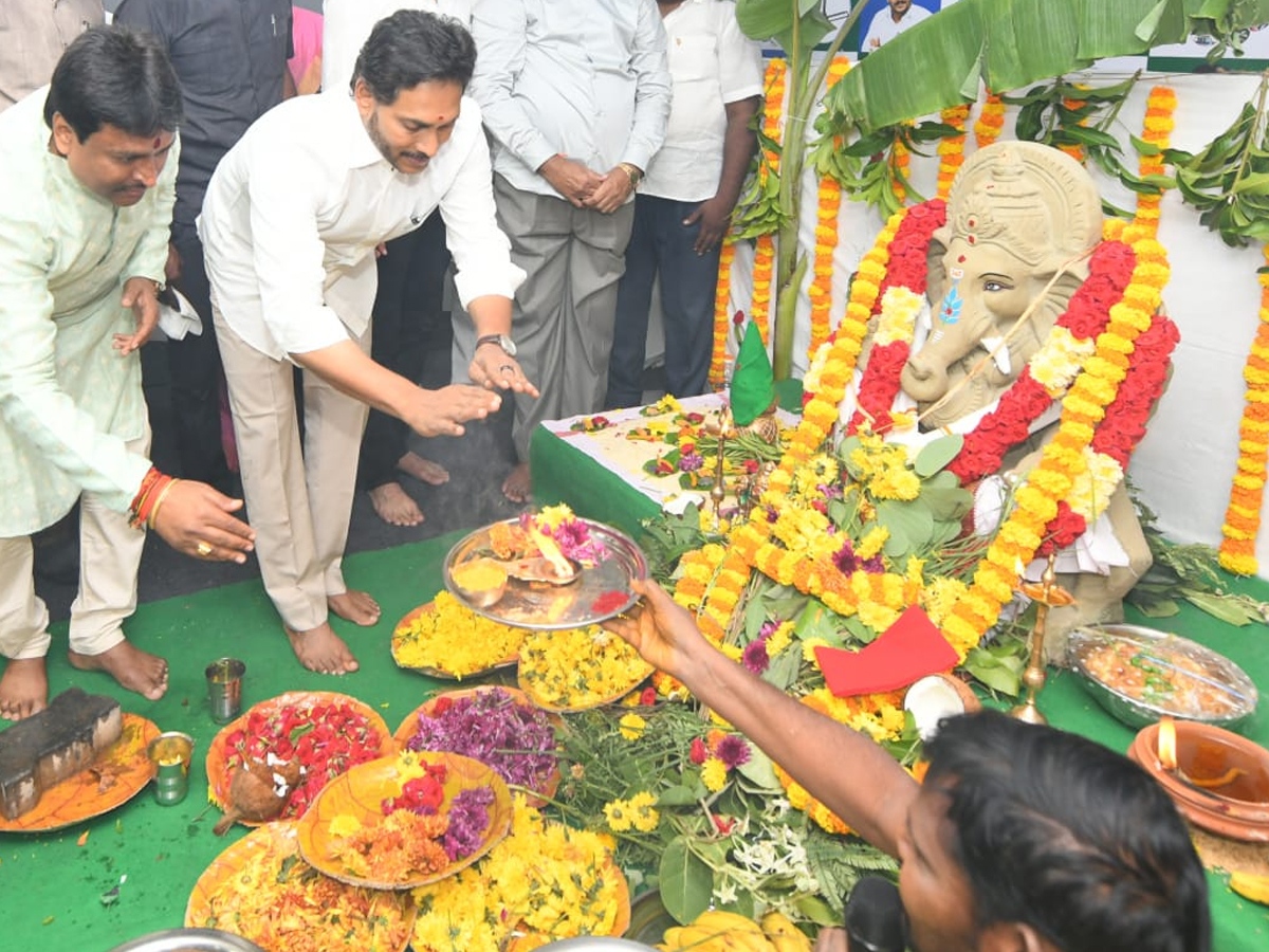 YS jagan mohan reddy celebrates Vinayaka Chavithi at YSRCP central office (photos)15
