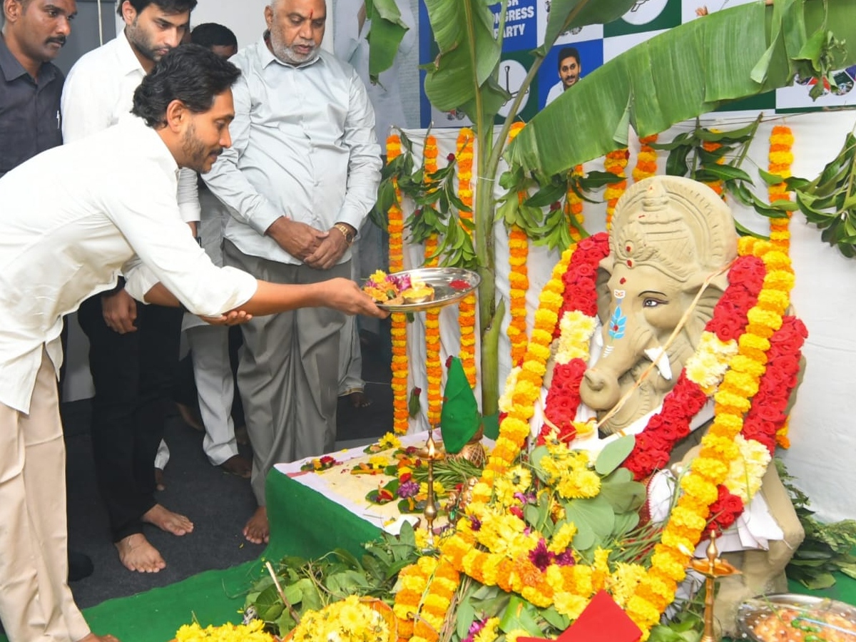 YS jagan mohan reddy celebrates Vinayaka Chavithi at YSRCP central office (photos)16
