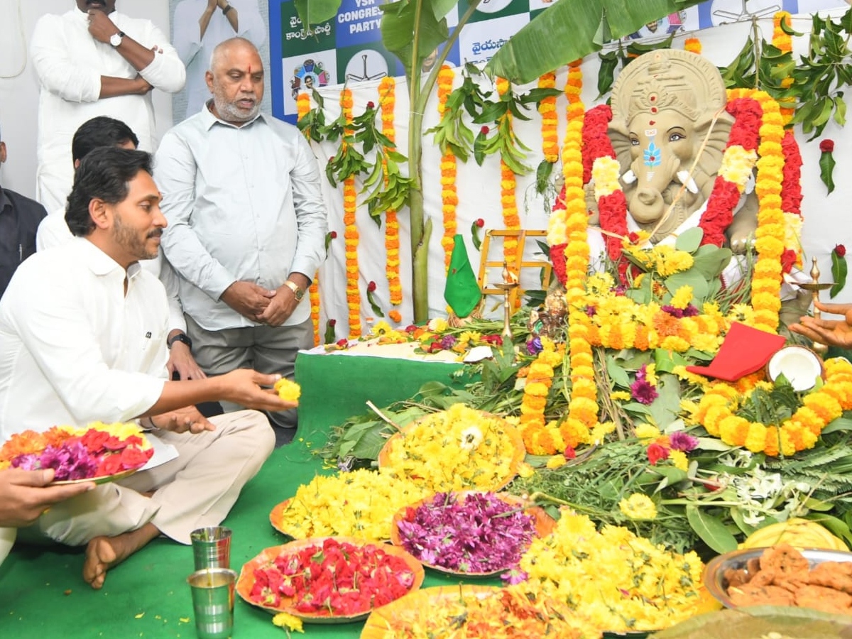 YS jagan mohan reddy celebrates Vinayaka Chavithi at YSRCP central office (photos)17
