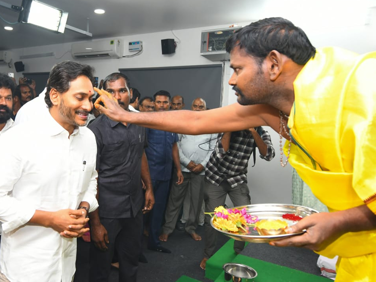 YS jagan mohan reddy celebrates Vinayaka Chavithi at YSRCP central office (photos)18