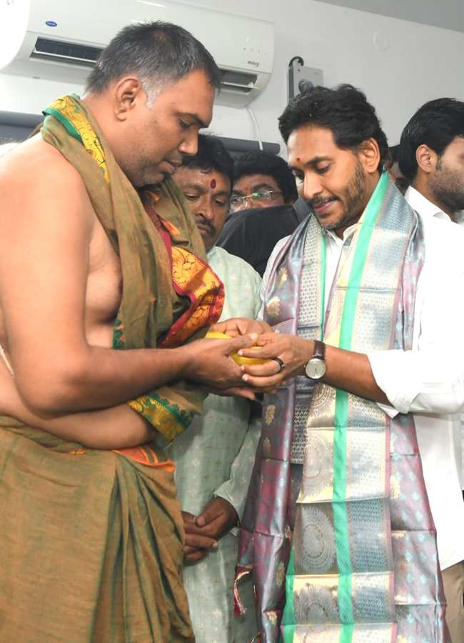 YS jagan mohan reddy celebrates Vinayaka Chavithi at YSRCP central office (photos)19